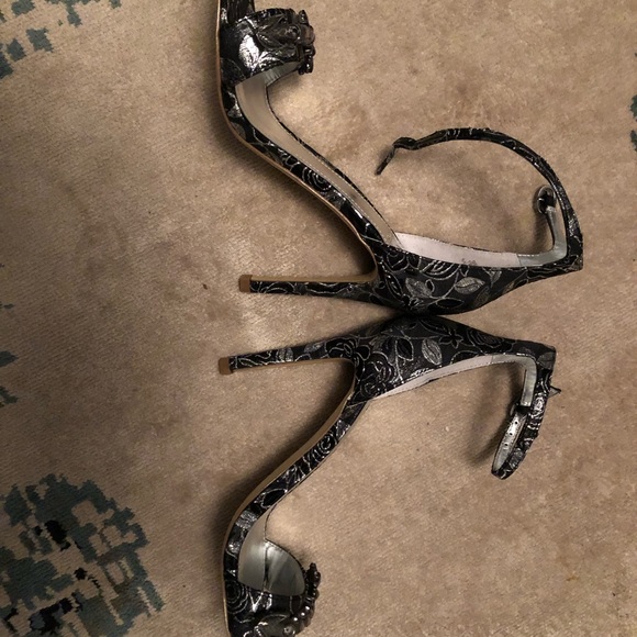 New without box Guess heels - Picture 3 of 7